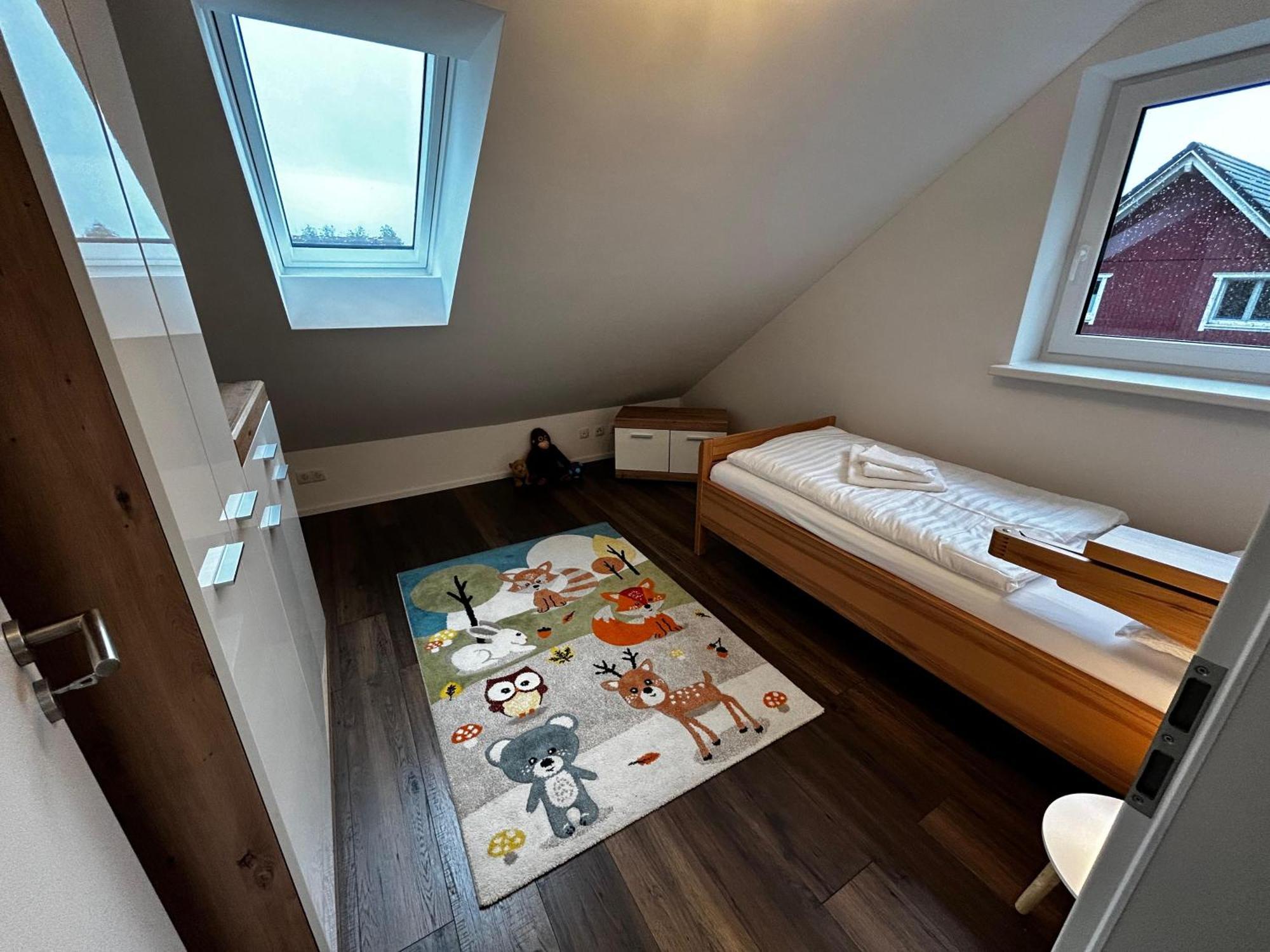 Moderne Ferienwohnung Fuer Familien Im Dachgeschoss Bosau Exterior foto